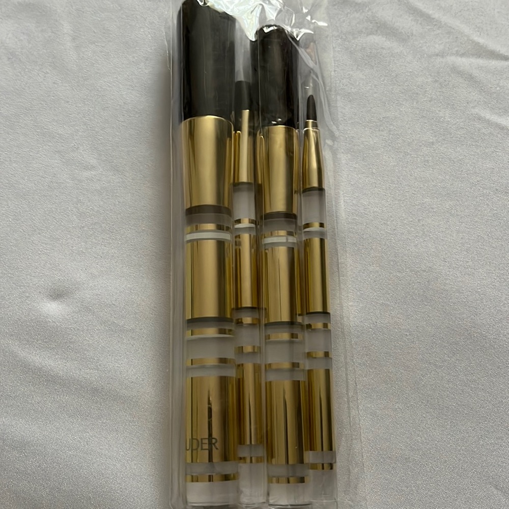 Estée Lauder makeup brushes